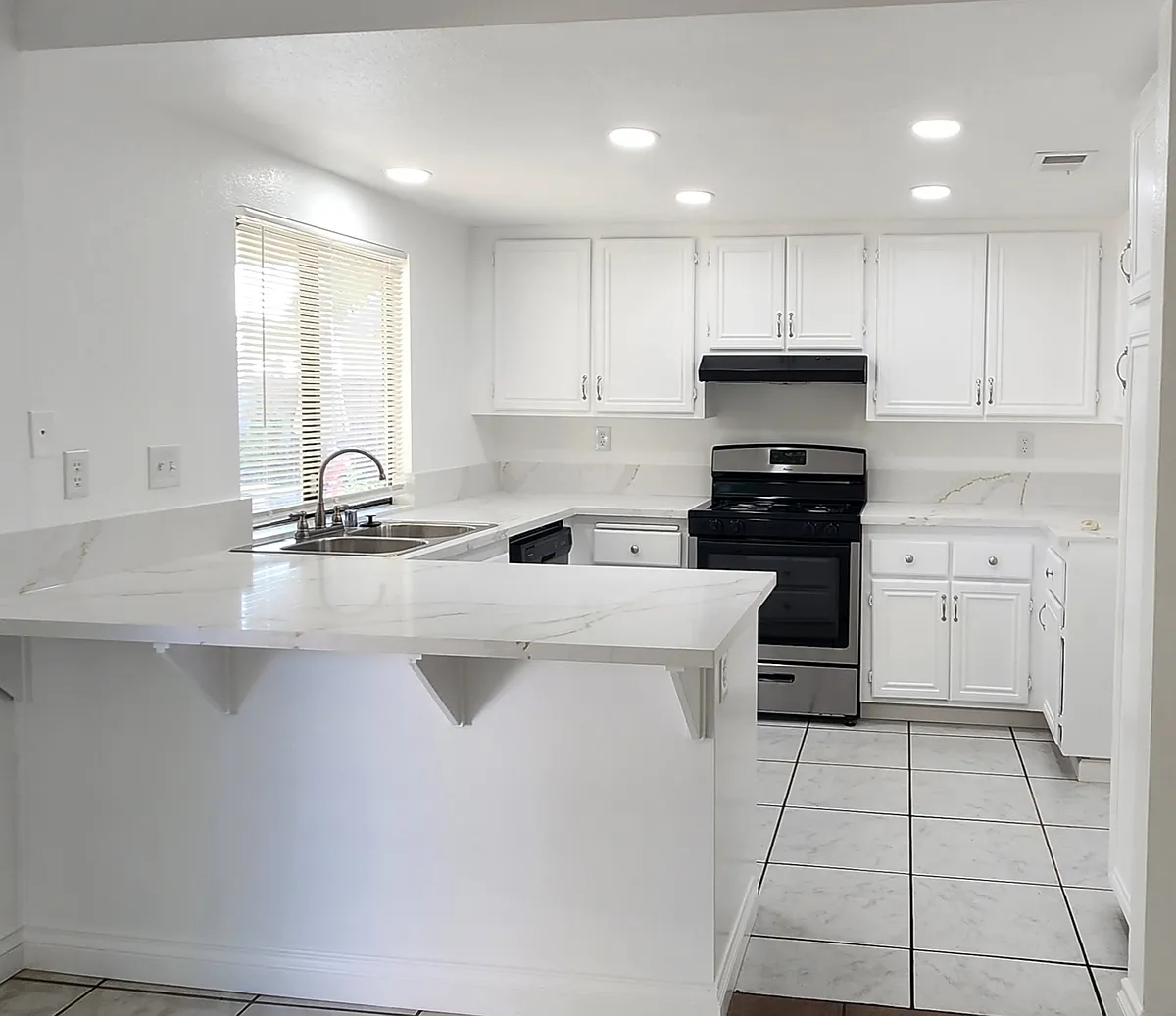 Building Photo - Rancho Tierra Dr