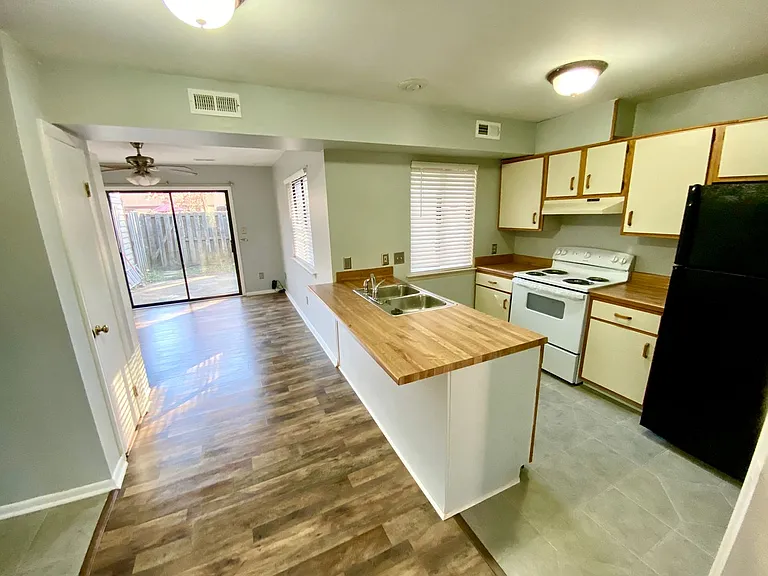 1116 N Green Dr — Photo 5