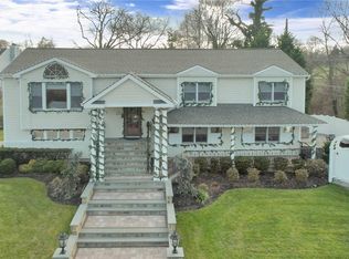 100 Motts Cove Ct N, Roslyn, NY 11576