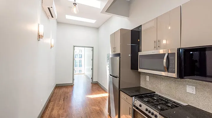 Rented by PREMIUM US INC | media 12