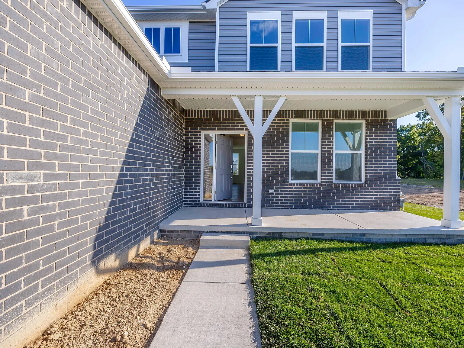 5 bed, 3.0 bath, 2790 sqft, $4,200 — Photo 2