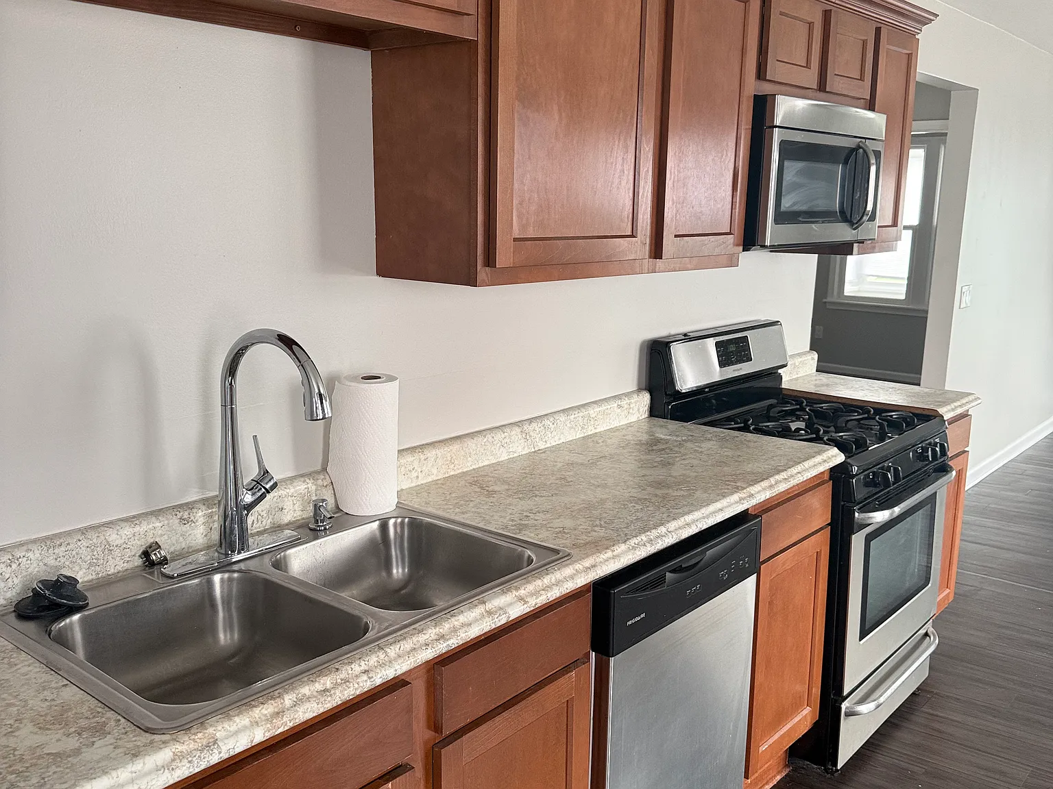 2 bed, 1000 sqft, $1,800 — Photo 2
