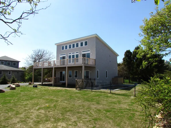 https://photos.zillowstatic.com/fp/05e5d80e1ea875bd4073e7f378b7e438-p_e.webp