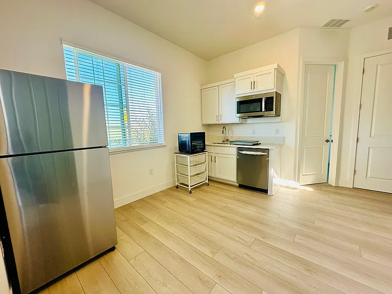 529 E Fiorino St — Photo 3