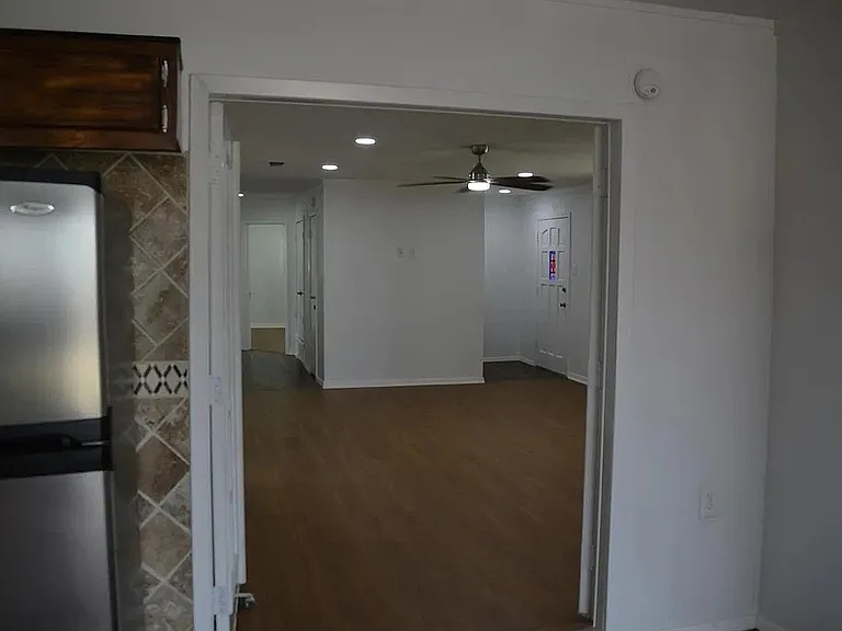 306 E Cook St — Photo 2