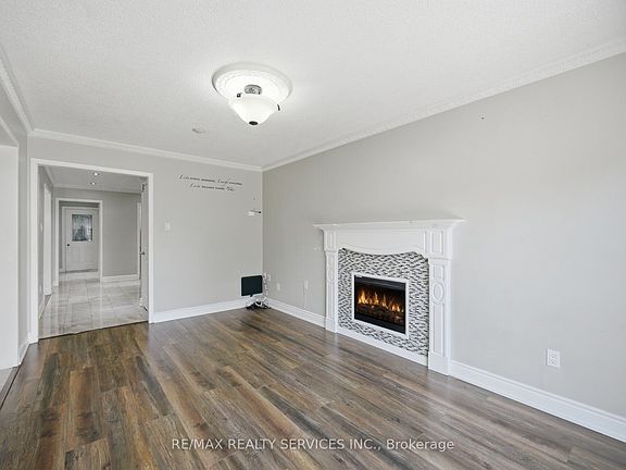 3rd image of 92 Tulip Dr