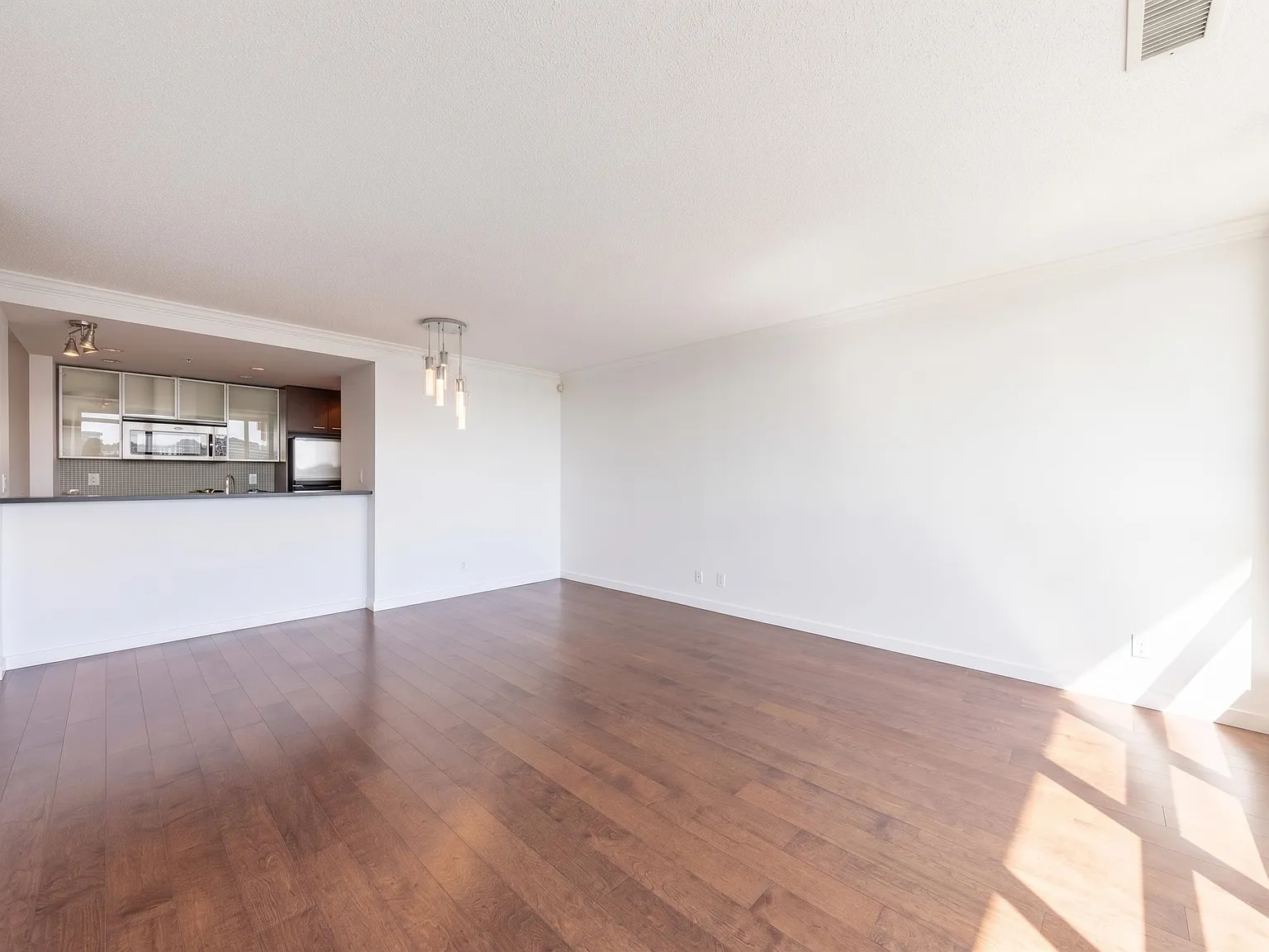 2 bed, 1076 sqft, $4,600 — Photo 3
