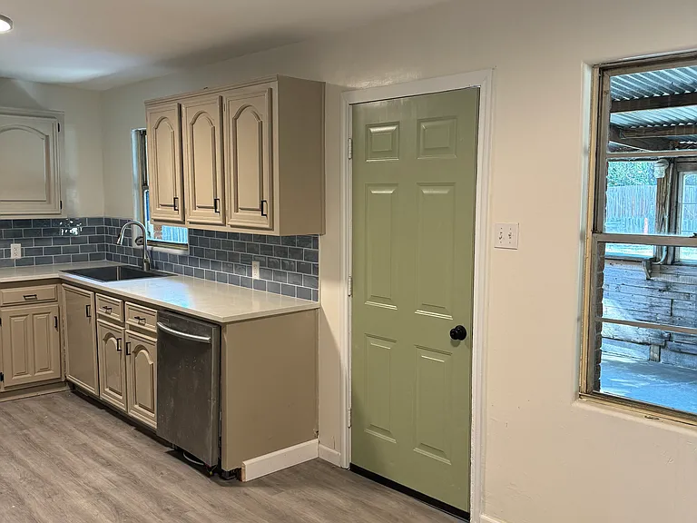 8025 Laura St — Photo 8