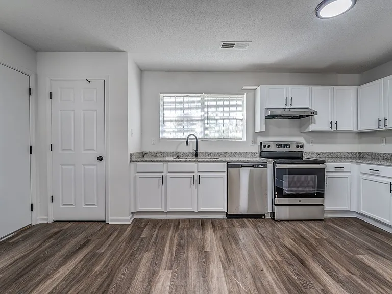 2551 Parkview Dr — Photo 3