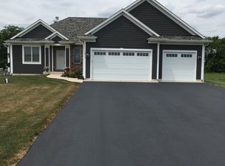 5911 Moraine Trl, Ringwood, IL 60072