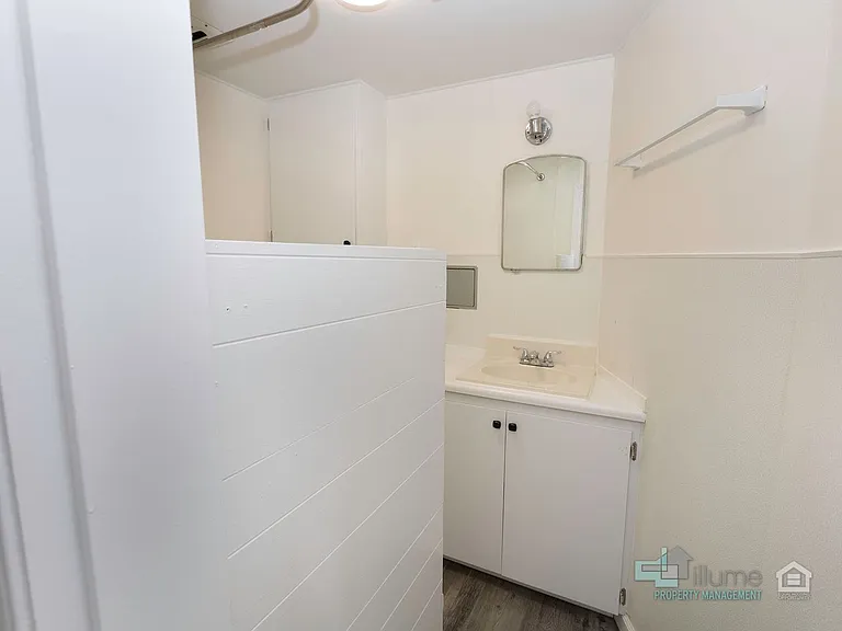 Charming Multi-Unit Living in Prime Northeast Salem Location — Photo 9