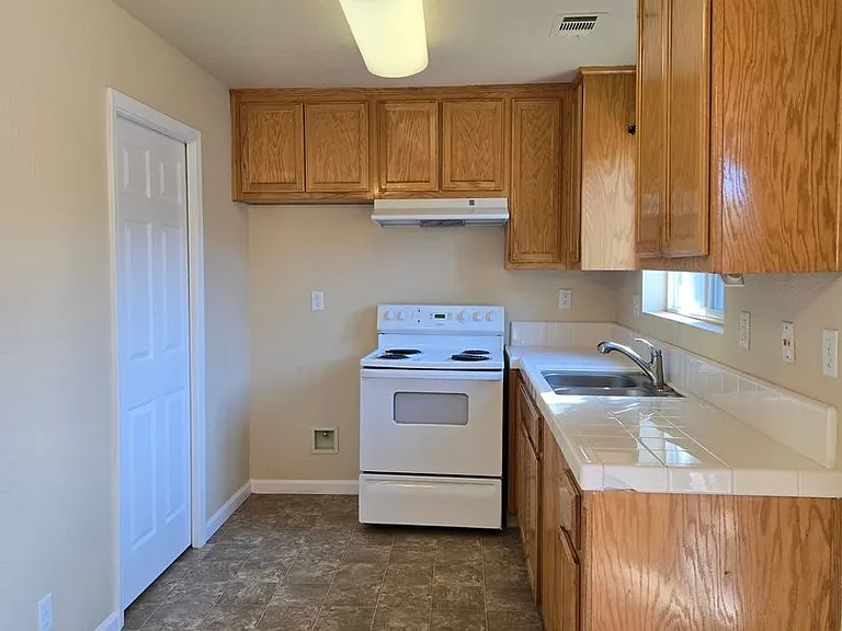 558 Vermont Ave #B — Photo 3