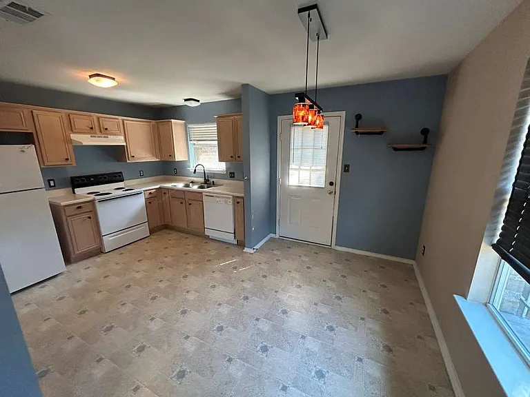 3830 Kiest Knoll Dr — Photo 3