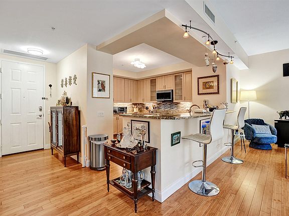 5th image of 2617 NE 14th Avenue #402