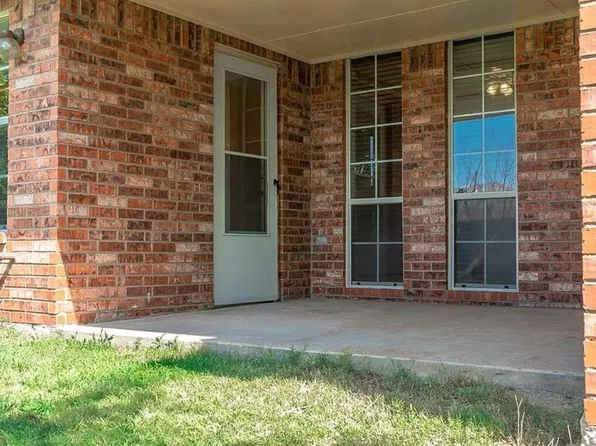 12004 SW 7th St, Yukon, OK 73099