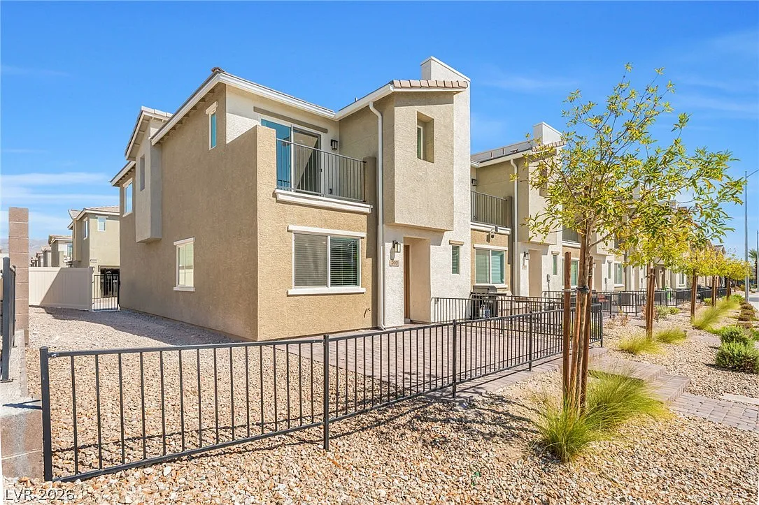 3 bed, 2.0 bath, 1373 sqft, $2,200 — Photo 2