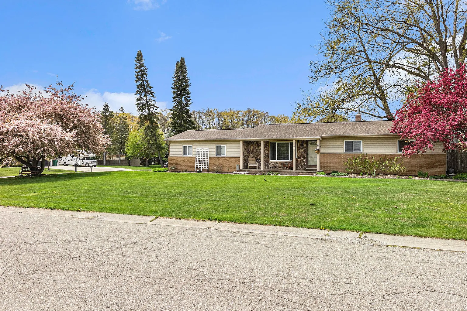 615 E Oxhill Dr photo 1