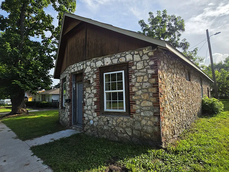 1021 N Vinita Ave — Photo 4