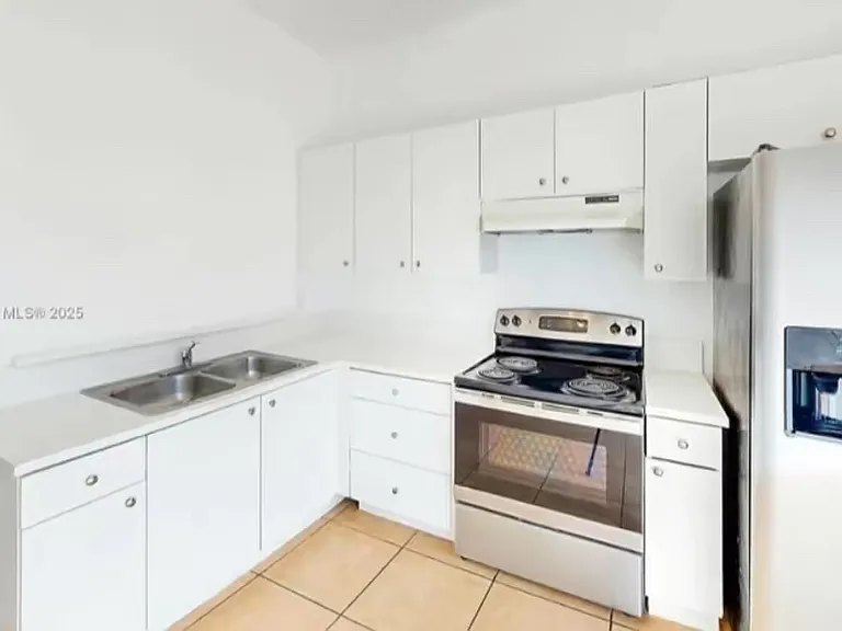 14 SW 15th Ave — Photo 3