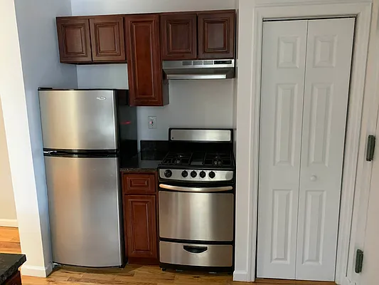 Rented by Salon Realty Corp | media 9