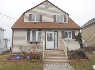 1506 Edgemere Dr, Rochester, NY 14612