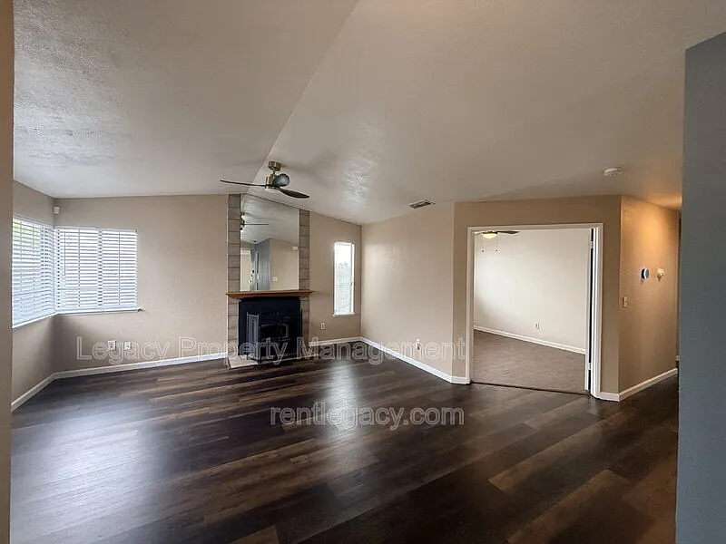 3 bed, 2.0 bath, 1587 sqft, $2,595 — Photo 4