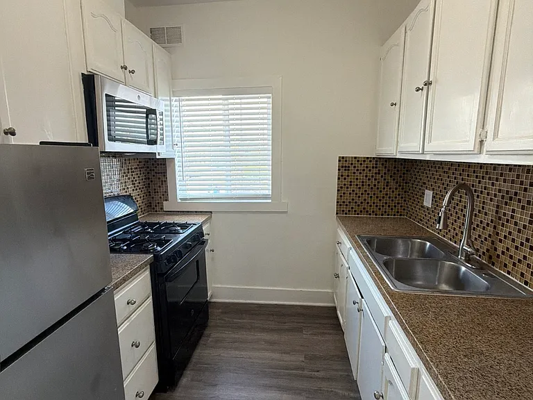 6600 S Hoover St — Photo 2