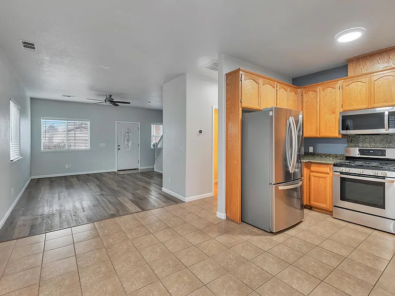 1061 Vermont Ave — Photo 10