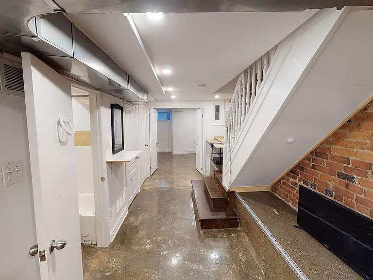160 Beaconsfield Ave #1 — Photo 13