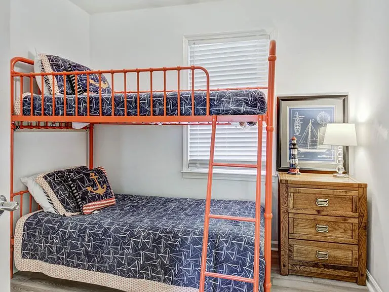 734 Harbor Ln — Photo 18