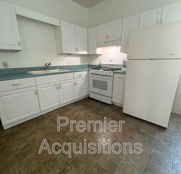 16 W Elm St — Photo 4