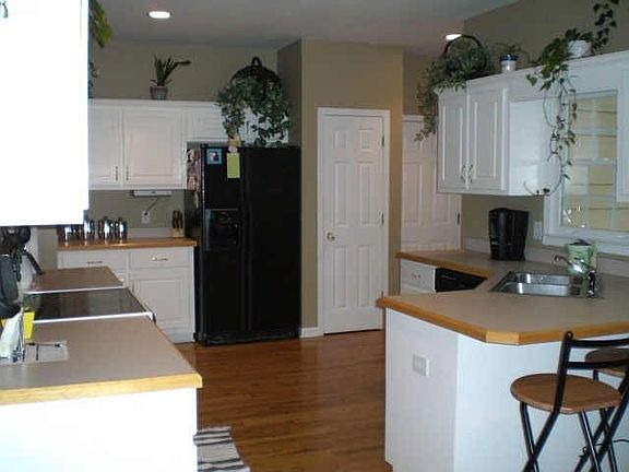 Kitchen with breakfast bar