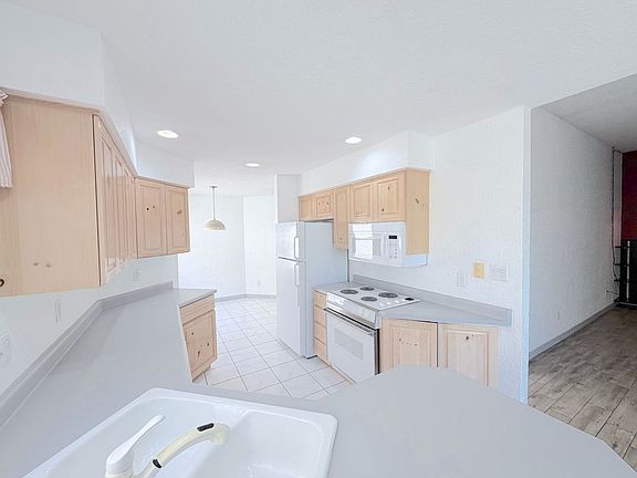 3rd image of 3104 Paradise Ct SE