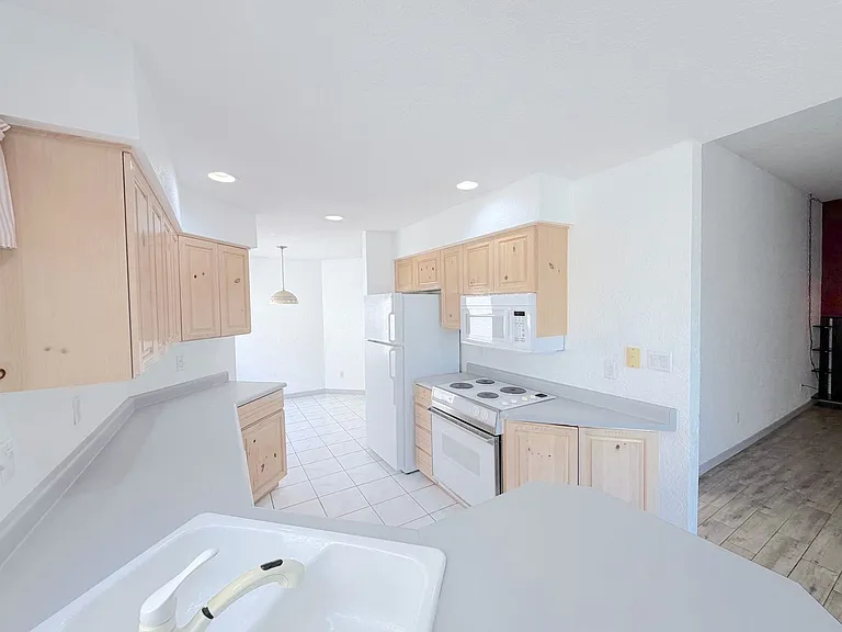 3104 Paradise Ct SE — Photo 3