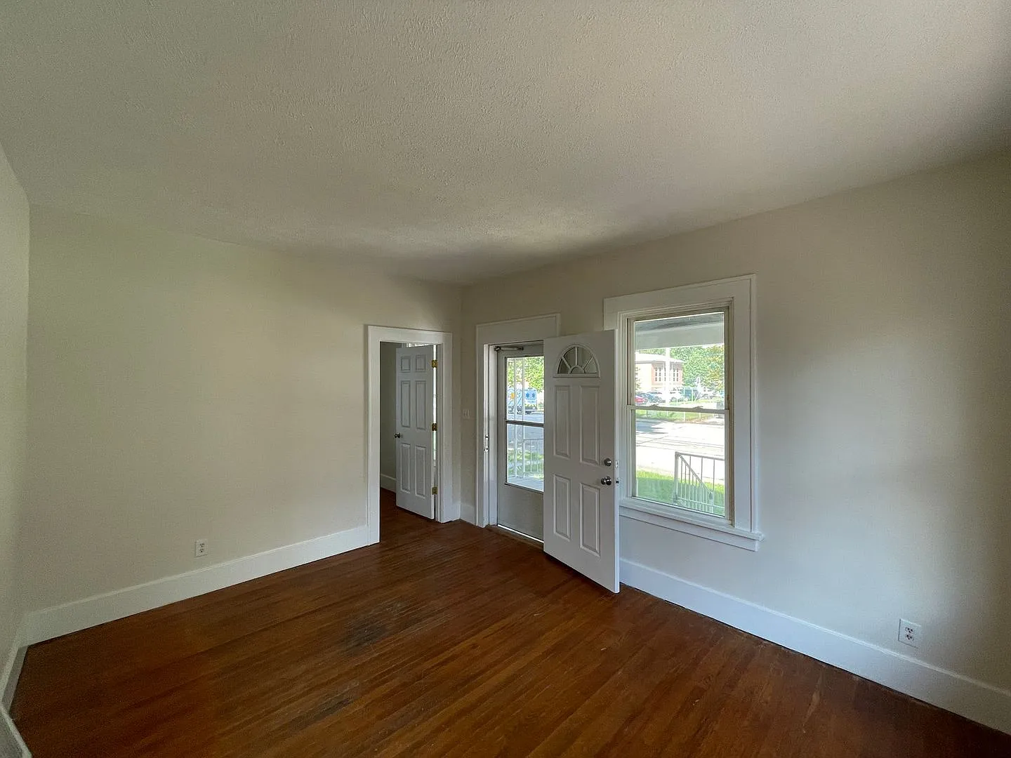 2 Bed 1 Bath House — Photo 4