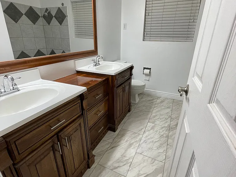 225 W Ctr — Photo 5