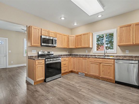 5th image of 405 E Center St