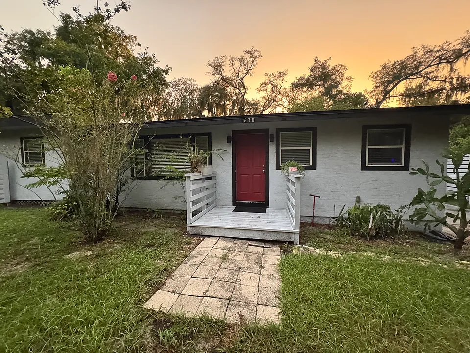 1630 Hillside Ln