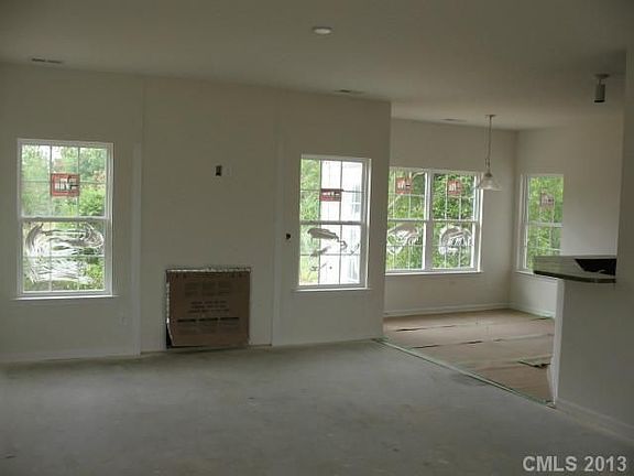 3rd image of 33 Valerie Dr