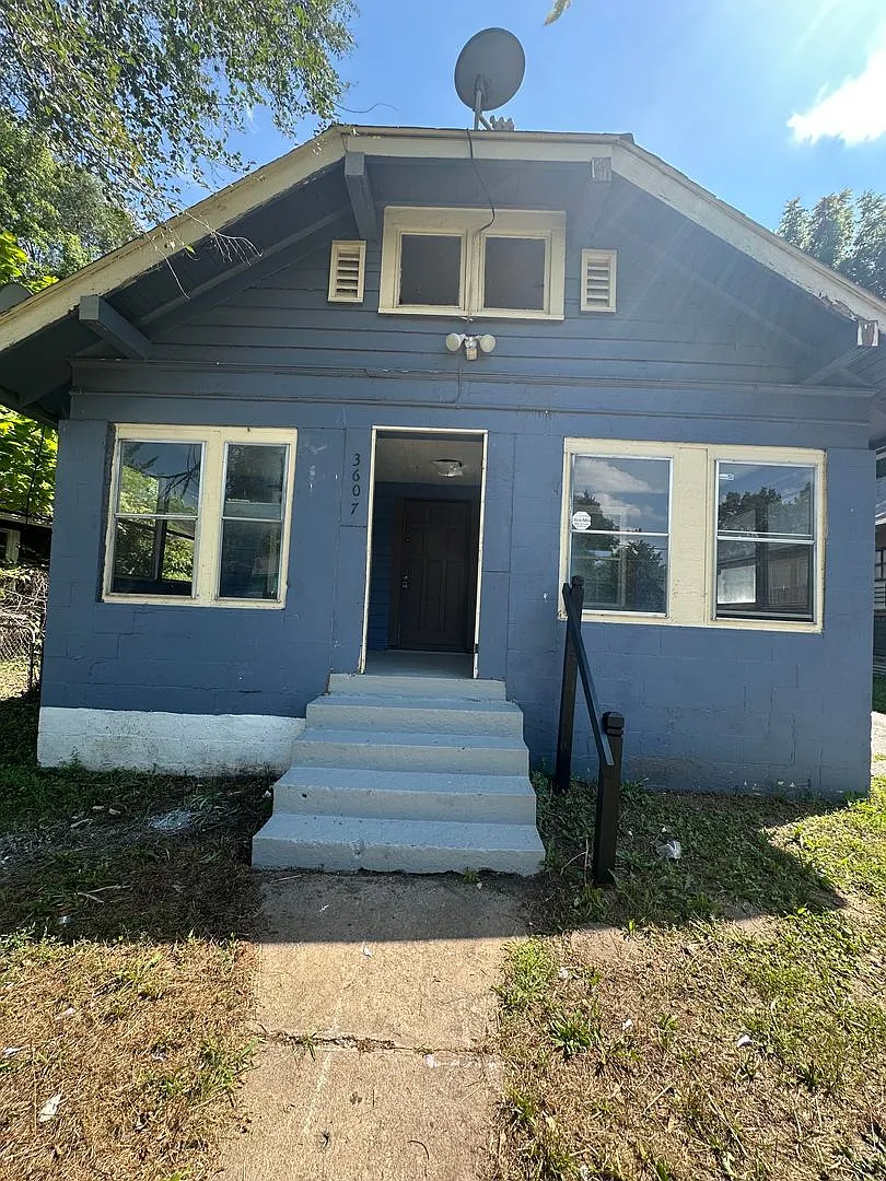 This is a 3bedroom 1 Full bathroom house which has a spacious living room, dining room and full k... — Photo 1