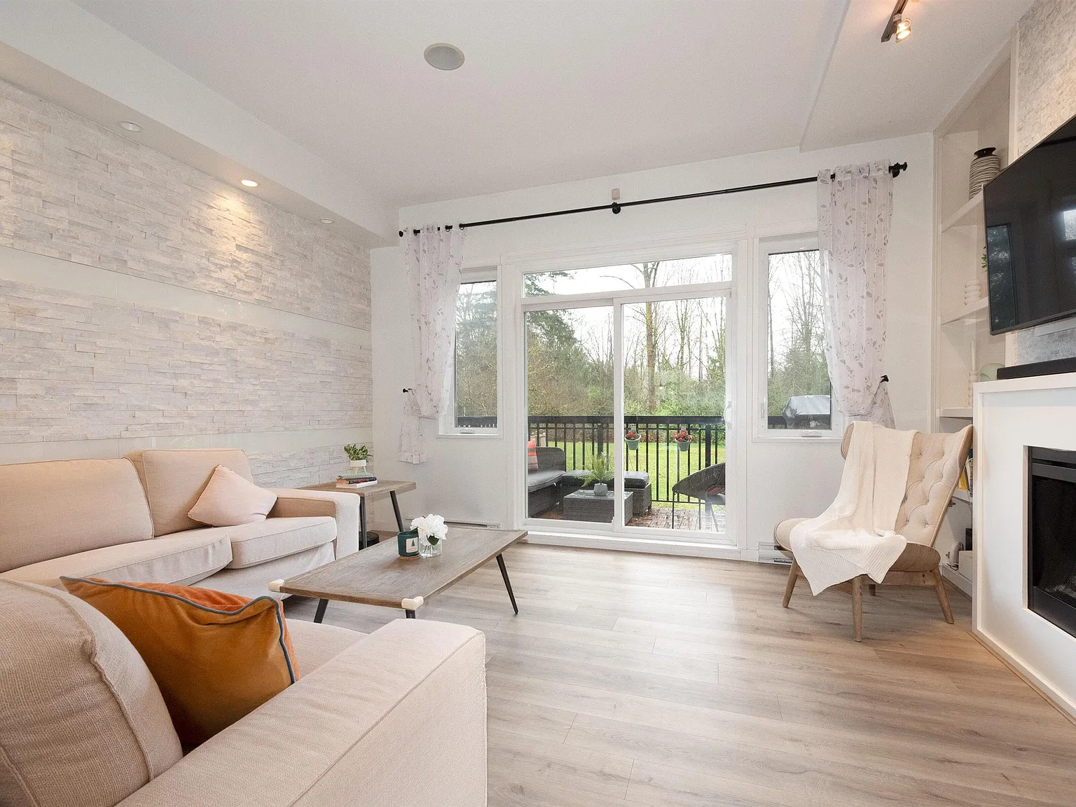 3 bed, 1500 sqft, $4,100 — Photo 3