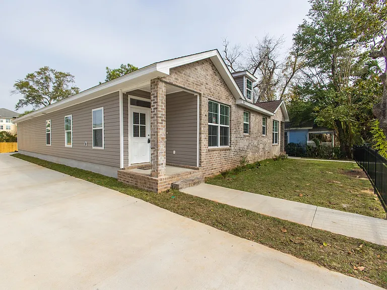 1812 W Gadsden St — Photo 35