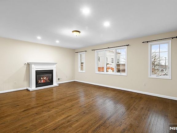 4th image of 12 Liberty Ct