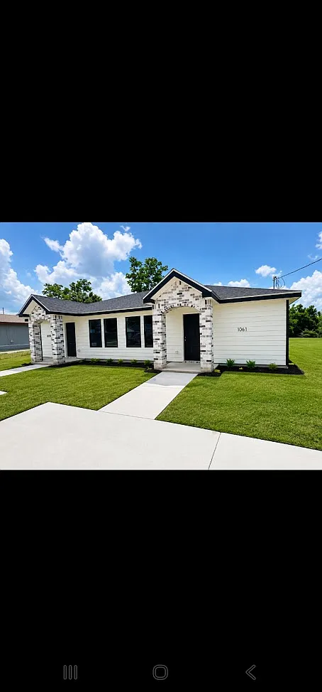 3 bed, 1000 sqft, $1,701 — Photo 1