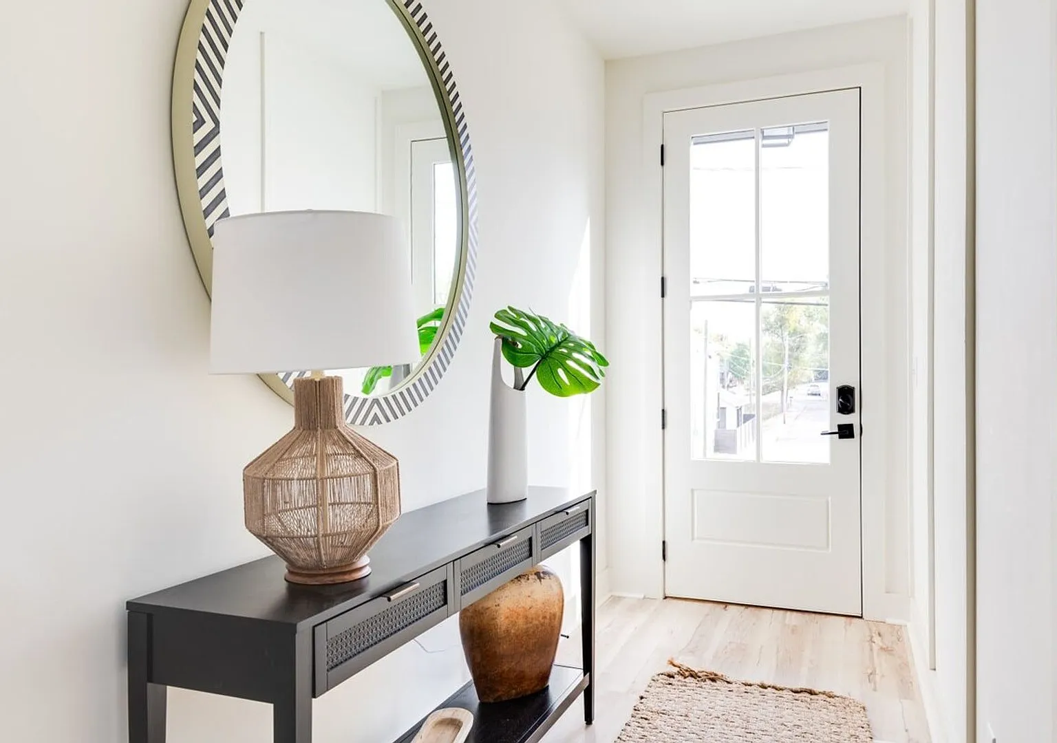 Fully Furnished - Designer Home (Flexible Lease Options) — Photo 4