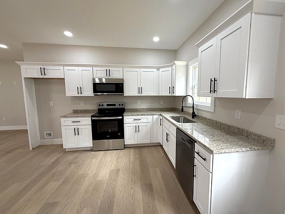 3rd image of 821 Pine Tree Rd