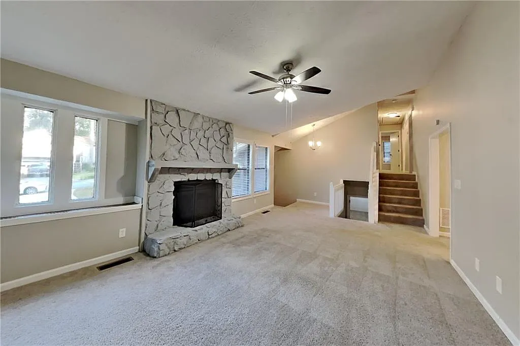 3 bed, 2.5 bath, 2118 sqft, $2,240 — Photo 2
