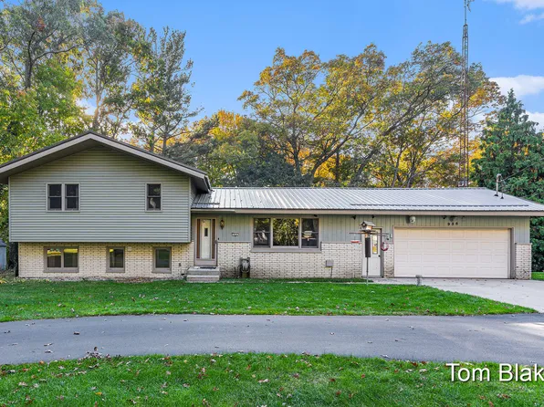 935 W Fennwood Cir, Muskegon, MI 49445