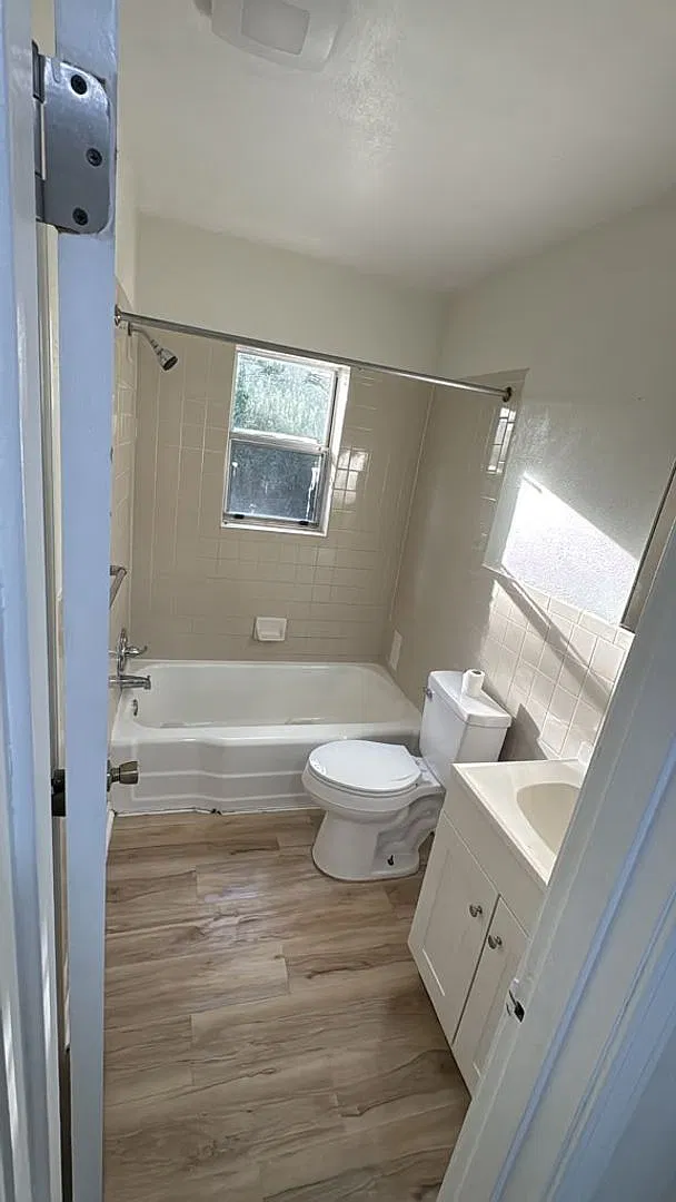 3 Bedroom Single Family House 1207 Oak Lane Cir W in Mobile, AL 36618 — Photo 4