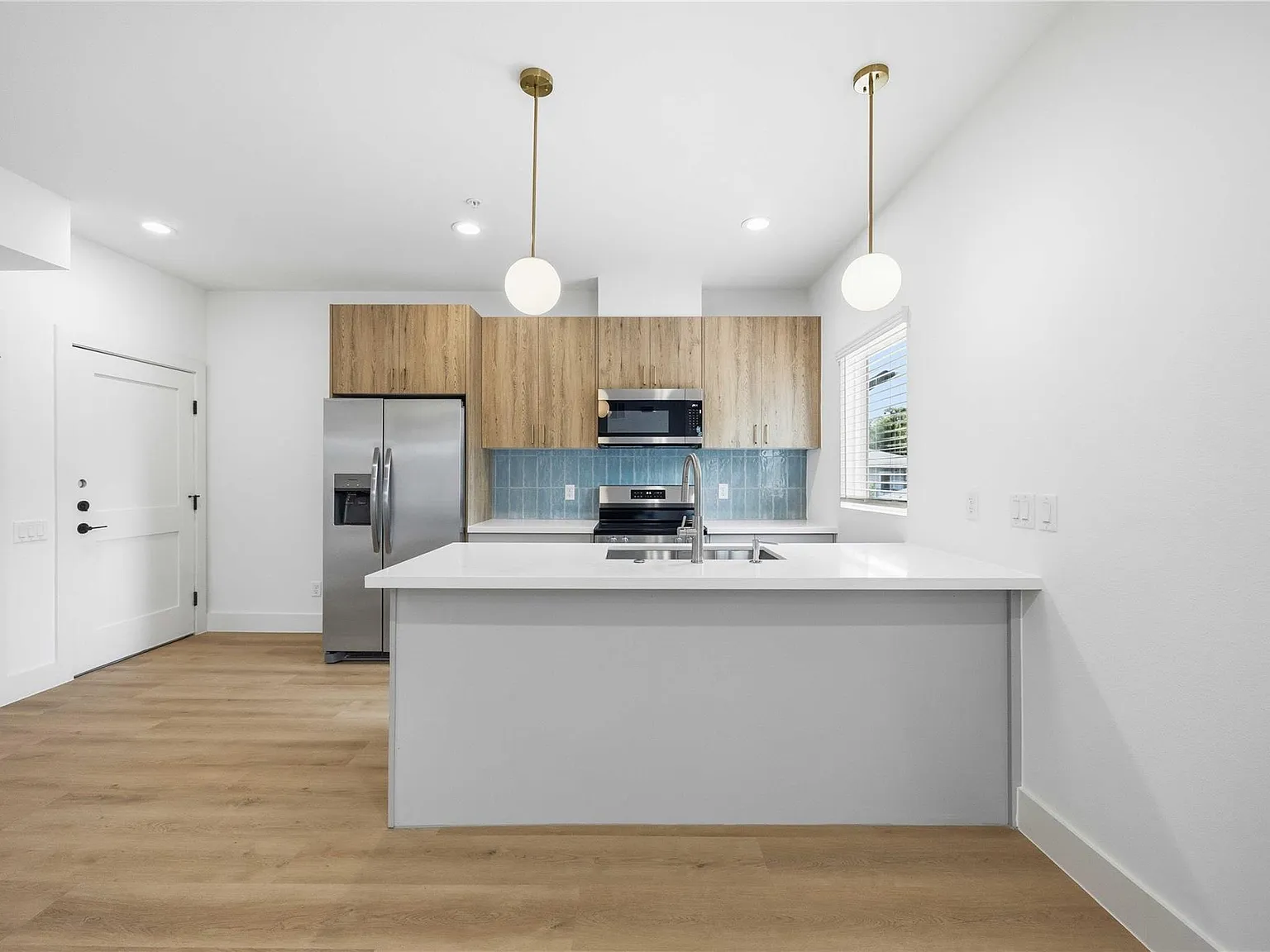 1 bed, 1.0 bath, 900 sqft, $1,350 — Photo 2